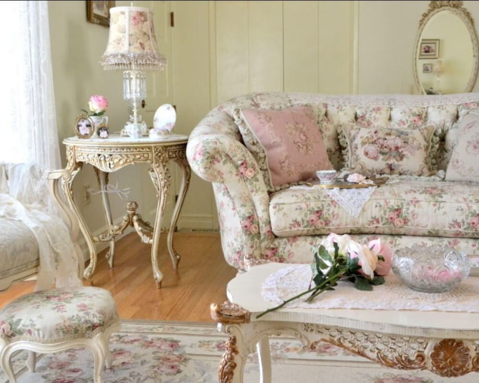 sofa w tapicerce kwiatowej