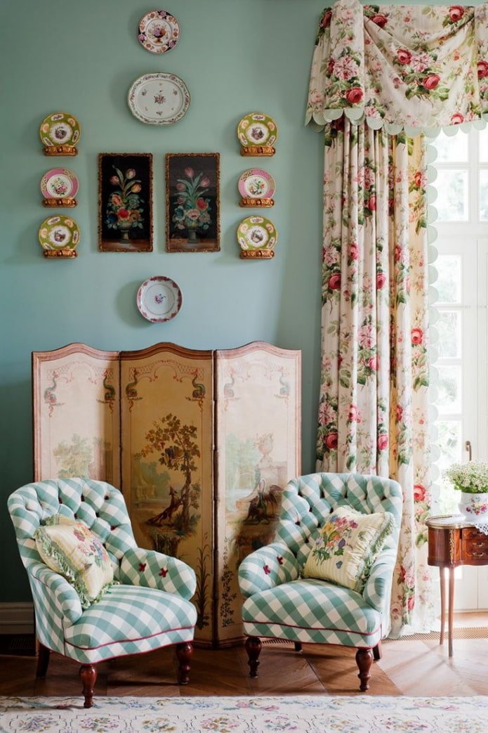 salon w stylu vintage z dużymi oknami