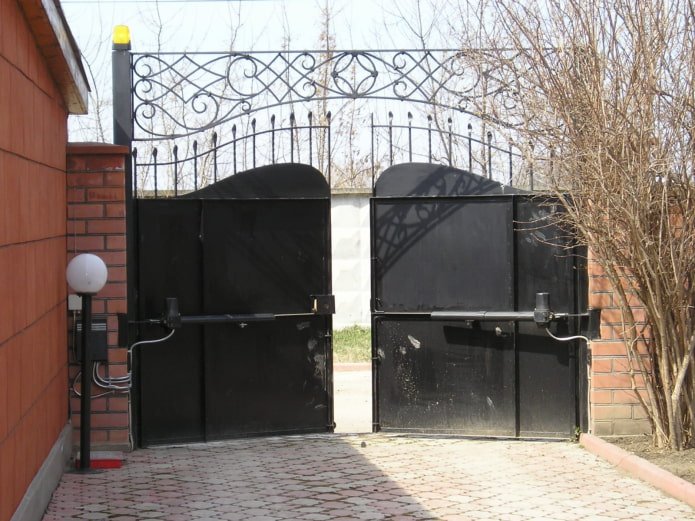 bramy skrzydłowe z kuciem