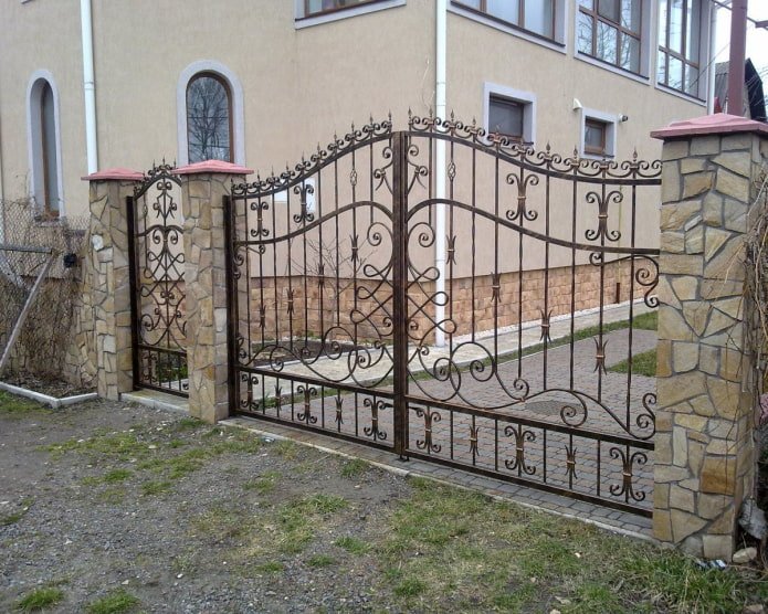 bramy kute przezroczyste