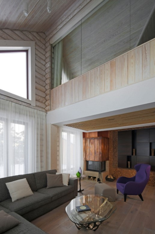 salon z wysokim sufitem w domu prywatnym