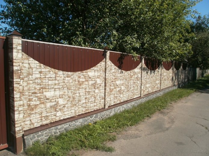 Płot wykonany z dwóch rodzajów blachy falistej