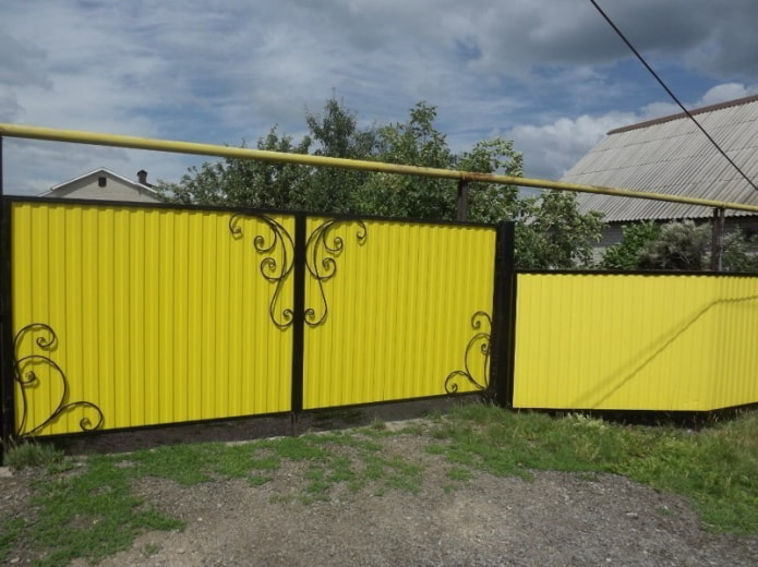 Żółty płot z blachy falistej
