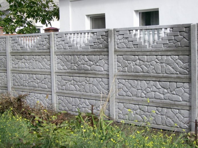 ogrodzenie betonowe pod kamieniem