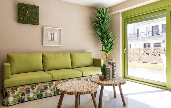 jasnozielona sofa we wnętrzu