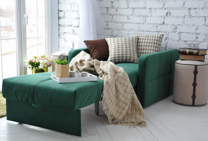 zielona sofa harmonijkowa we wnętrzu