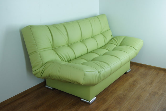 zielona sofa klik-klak we wnętrzu