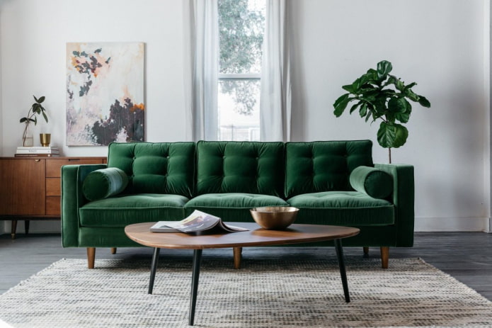ciemnozielona sofa we wnętrzu