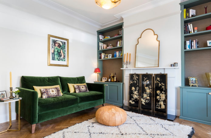 zielona sofa we wnętrzu salonu