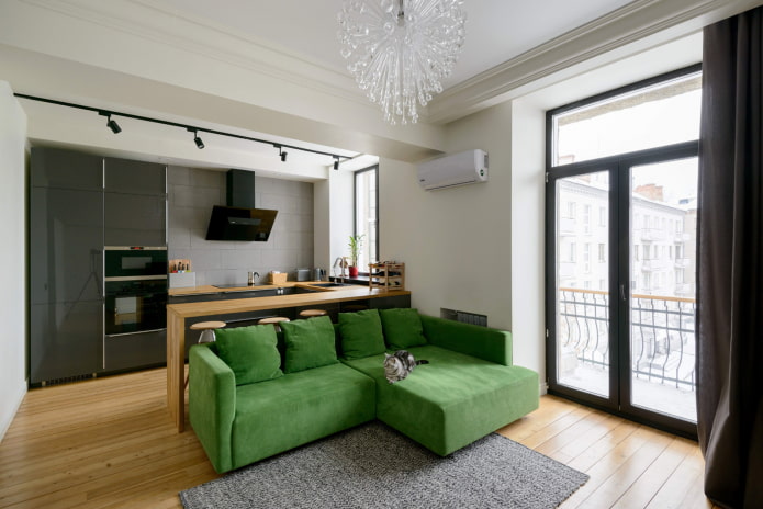zielona sofa we wnętrzu kuchni z salonem