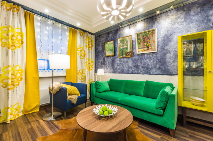 zielona sofa we wnętrzu salonu