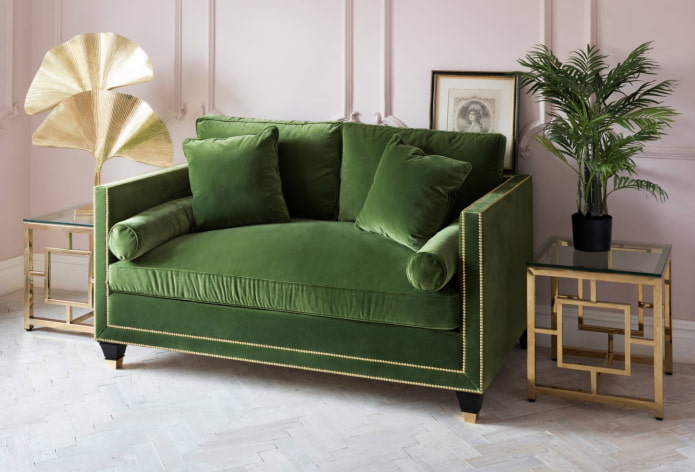 mała zielona sofa we wnętrzu