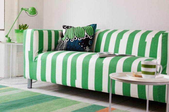 sofa z zieloną, pasiastą tapicerką we wnętrzu