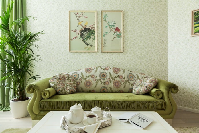 sofa z zieloną tapicerką z kwiatami we wnętrzu