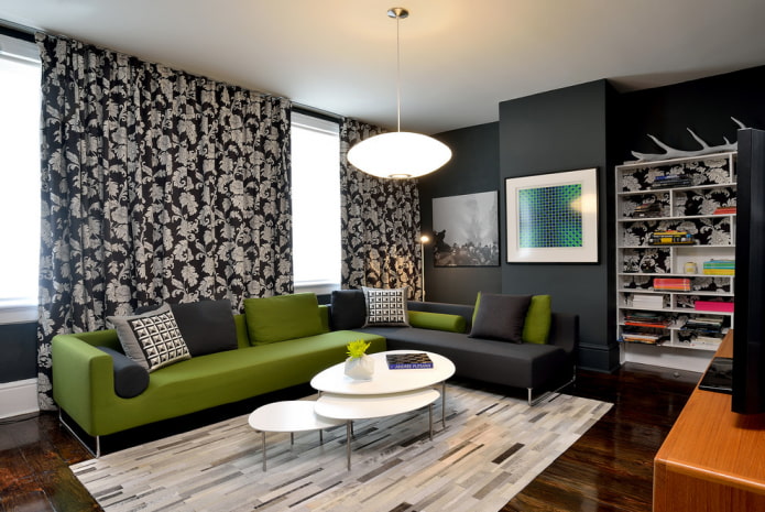 czarno-zielona sofa we wnętrzu