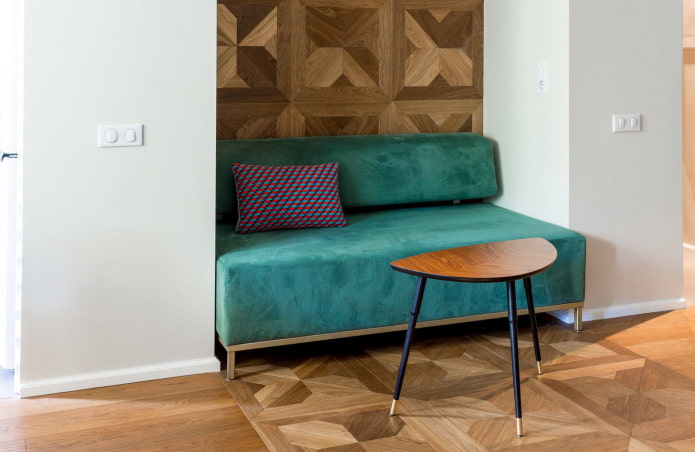 niebiesko-zielona sofa we wnętrzu