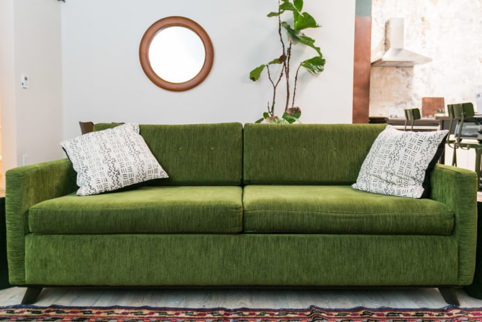 sofa z zieloną tkaniną tapicerską we wnętrzu