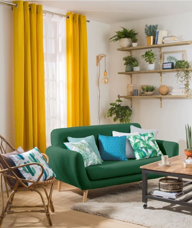 zielona sofa w połączeniu z zasłonami
