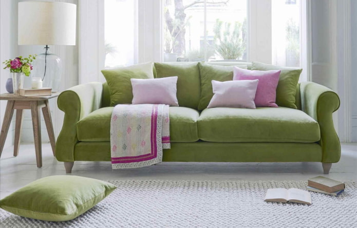 zielona sofa w połączeniu z poduszkami