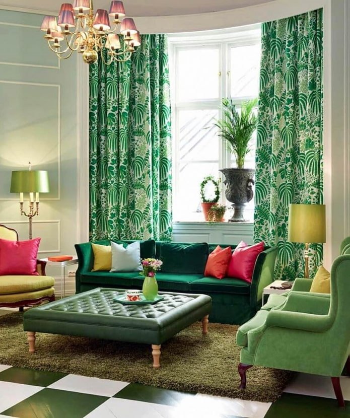 zielona sofa w połączeniu z zasłonami