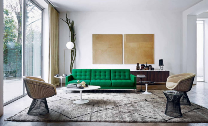 zielona sofa w połączeniu z fotelami
