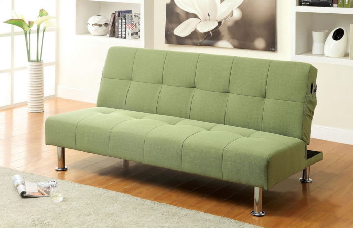 zielona rozkładana sofa we wnętrzu