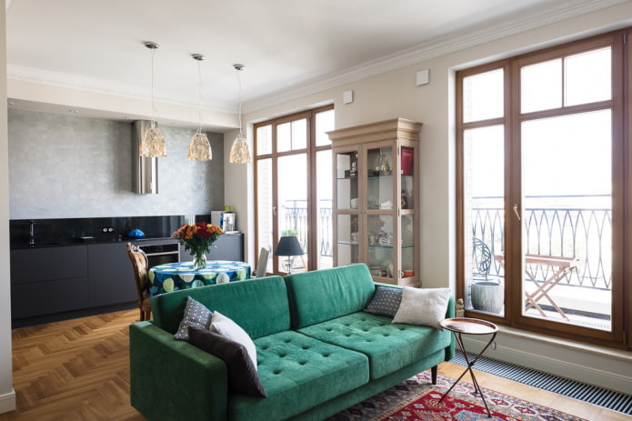 prosta zielona sofa we wnętrzu