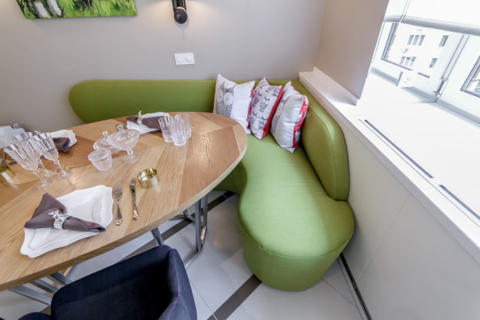 zielona sofa we wnętrzu kuchni