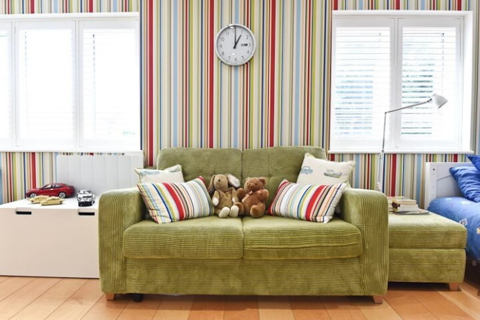 zielona sofa we wnętrzu pokoju dziecięcego