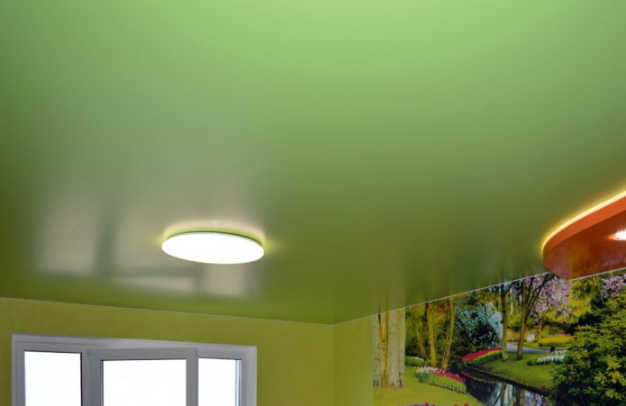 zielony satynowy sufit napinany