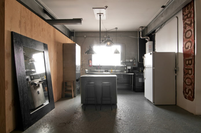 lustro we wnętrzu kuchni w stylu loft