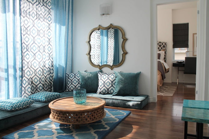 lustro w salonie w stylu orientalnym