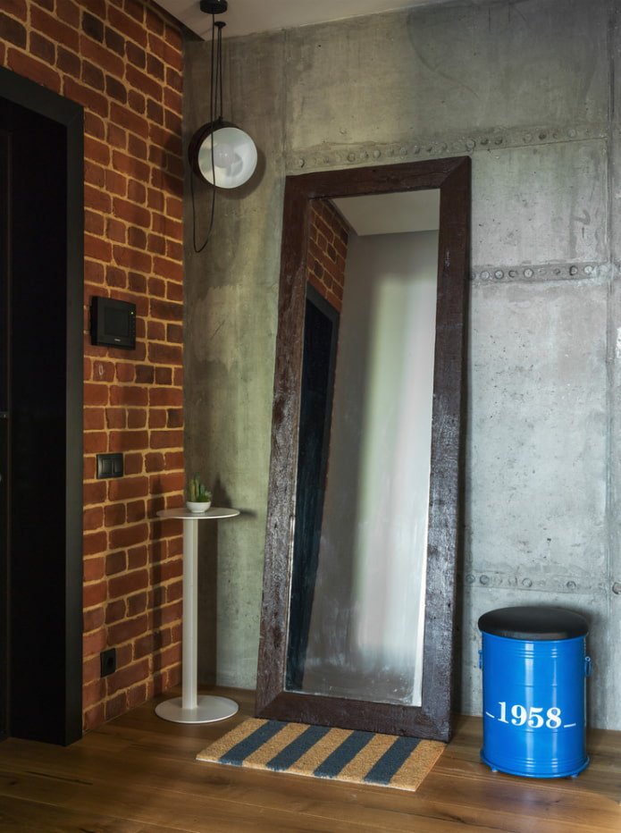 lustro we wnętrzu przedpokoju w stylu loft