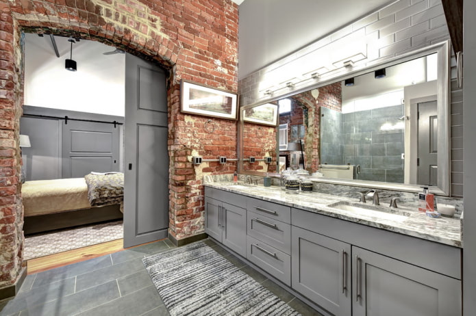 lustro we wnętrzu łazienki w stylu loft