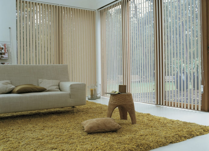 beżowe pionowe listwy w salonie