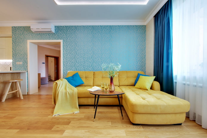 żółta narożna sofa we wnętrzu