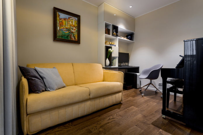 jasnożółta sofa we wnętrzu