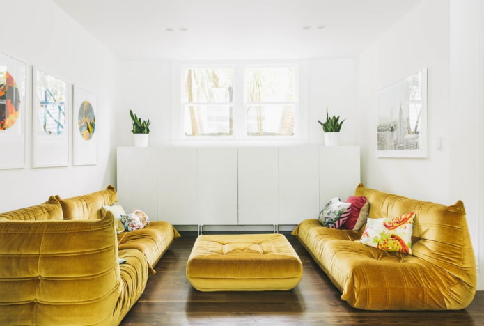 złota sofa we wnętrzu