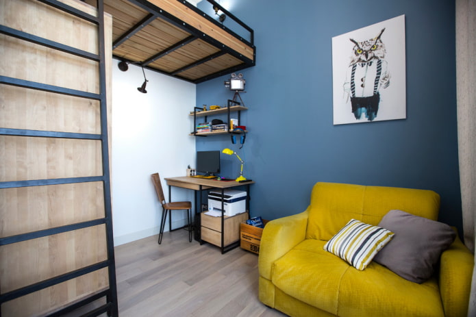 mała żółta sofa we wnętrzu