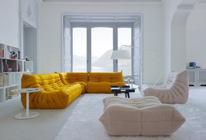 jasnożółta sofa we wnętrzu