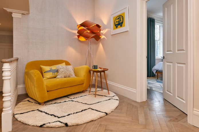 mała żółta narożna sofa we wnętrzu