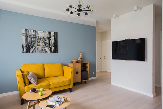 żółta sofa w salonie