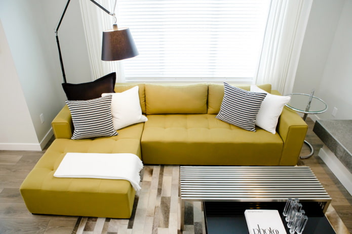 musztardowa sofa we wnętrzu