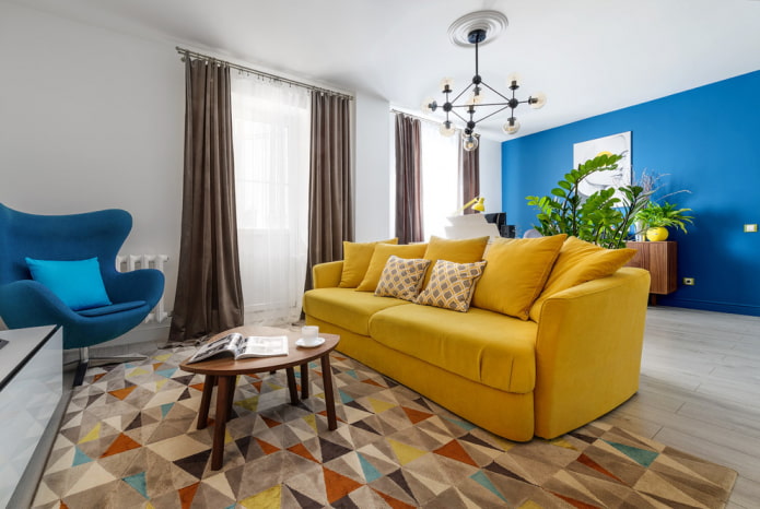 żółta sofa w salonie