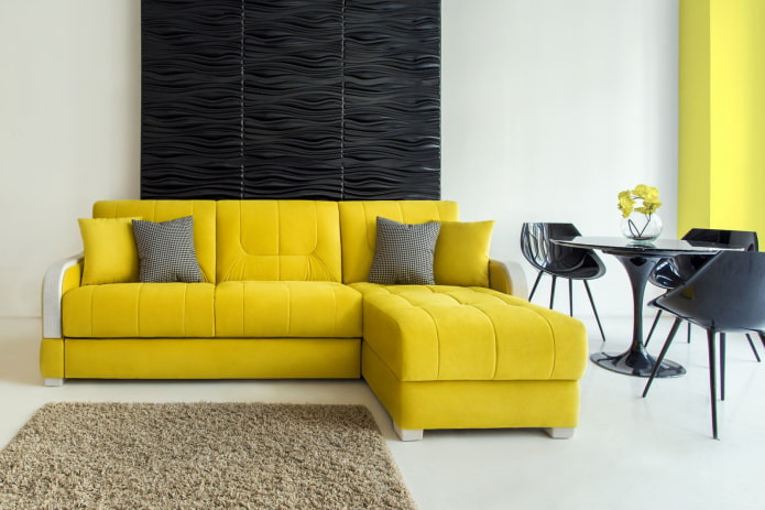 żółta sofa z pufą we wnętrzu