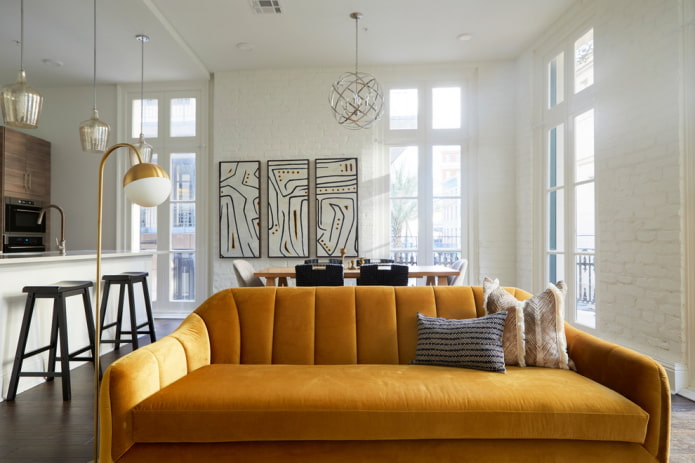 musztardowa sofa we wnętrzu