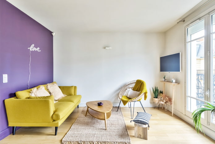 żółta sofa na nogach we wnętrzu