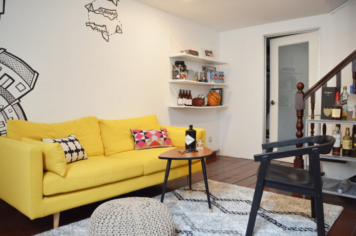 prosta żółta sofa we wnętrzu