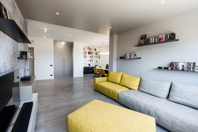 szaro-żółta sofa we wnętrzu