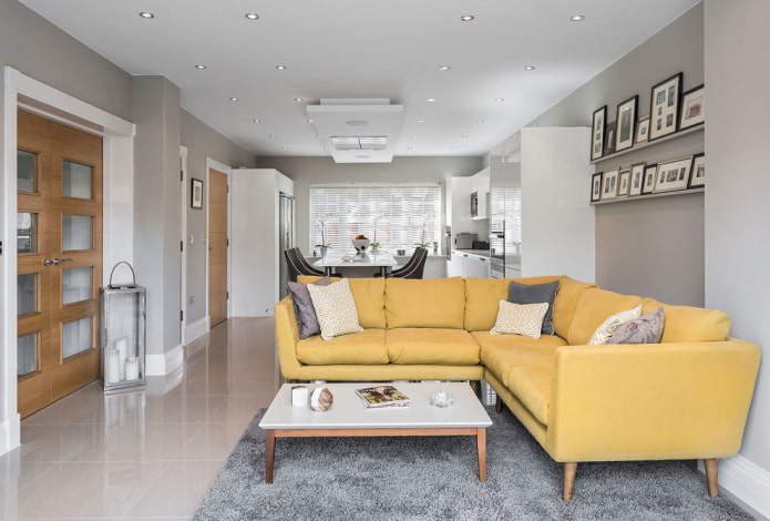 żółta narożna sofa we wnętrzu